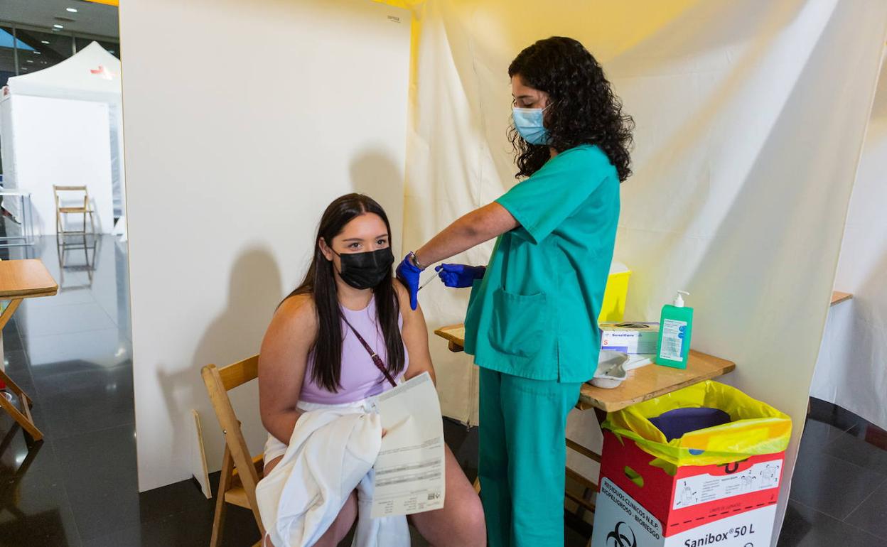 Una joven recibe la vacuna contra el coronavirus en el Riojafórum. 