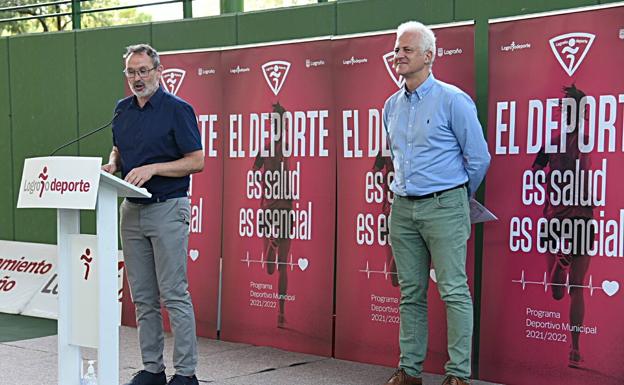 El alcalde y el concejal de deportes, esta mañana en las pistas de tenis de Las Norias. 