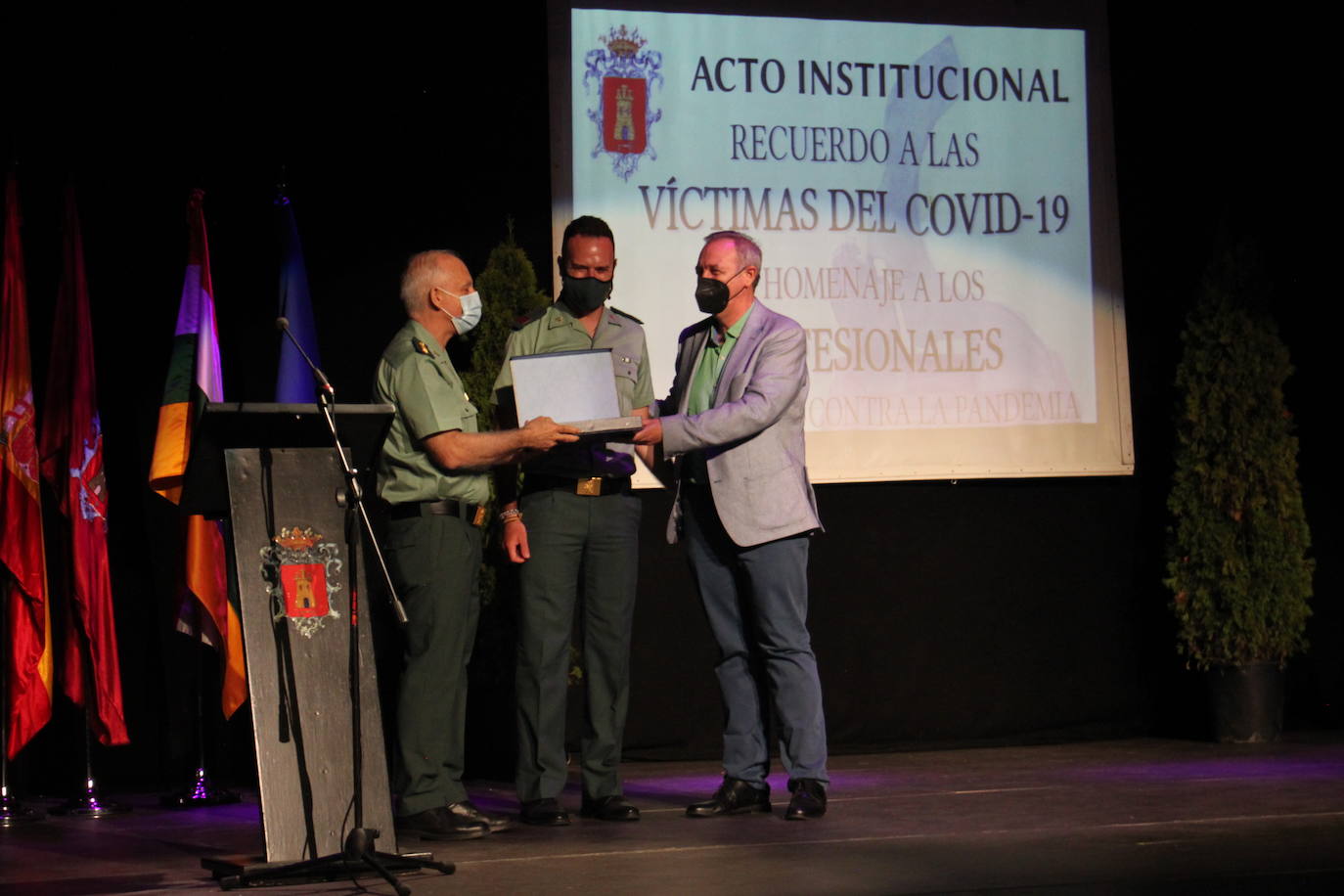 El Ayuntamiento honró ayer a las víctimas y sus familias, trabajadores y fuerzas de seguridad que luchan contra la pandemia frente a frente