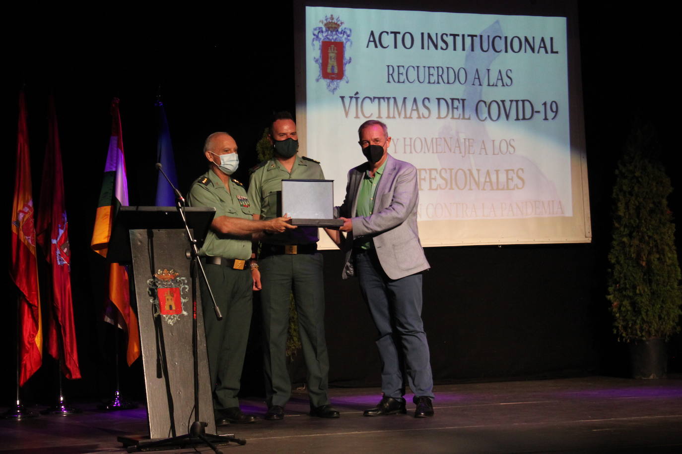 El Ayuntamiento honró ayer a las víctimas y sus familias, trabajadores y fuerzas de seguridad que luchan contra la pandemia frente a frente