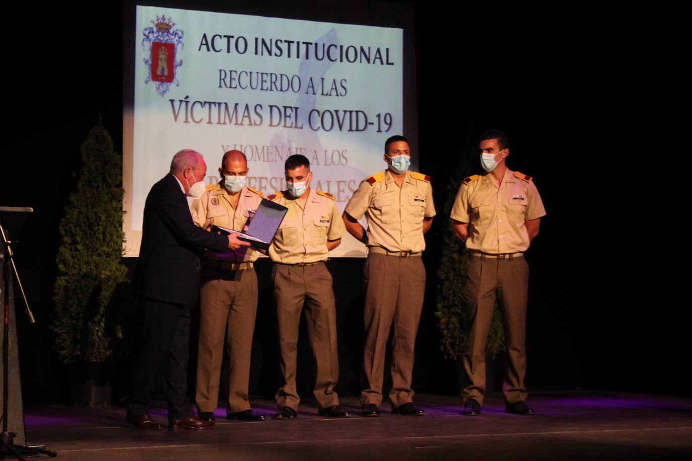 El Ayuntamiento honró ayer a las víctimas y sus familias, trabajadores y fuerzas de seguridad que luchan contra la pandemia frente a frente