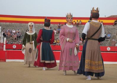 Imagen secundaria 1 - Lanzamiento del cohete, el viernes en Tudelilla. Abajo, los gigantes en la plaza de Alfaro y preparación del concierto de La Pasarela en Rincón. 