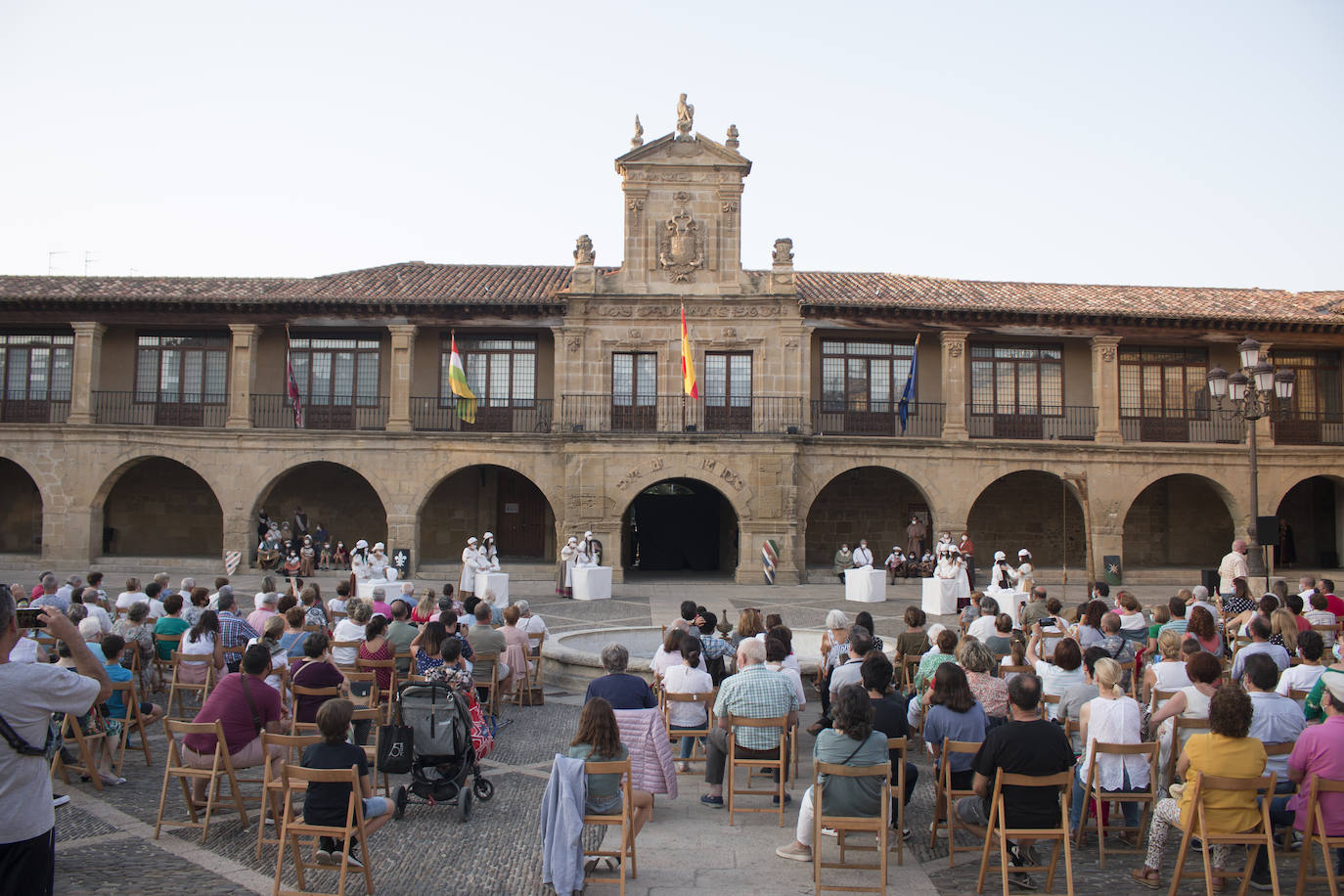 El estreno de la edición 2021, que brinda dos escenas, se saldó con un lleno del aforo, 250 sillas, y muchas personas de pie. 