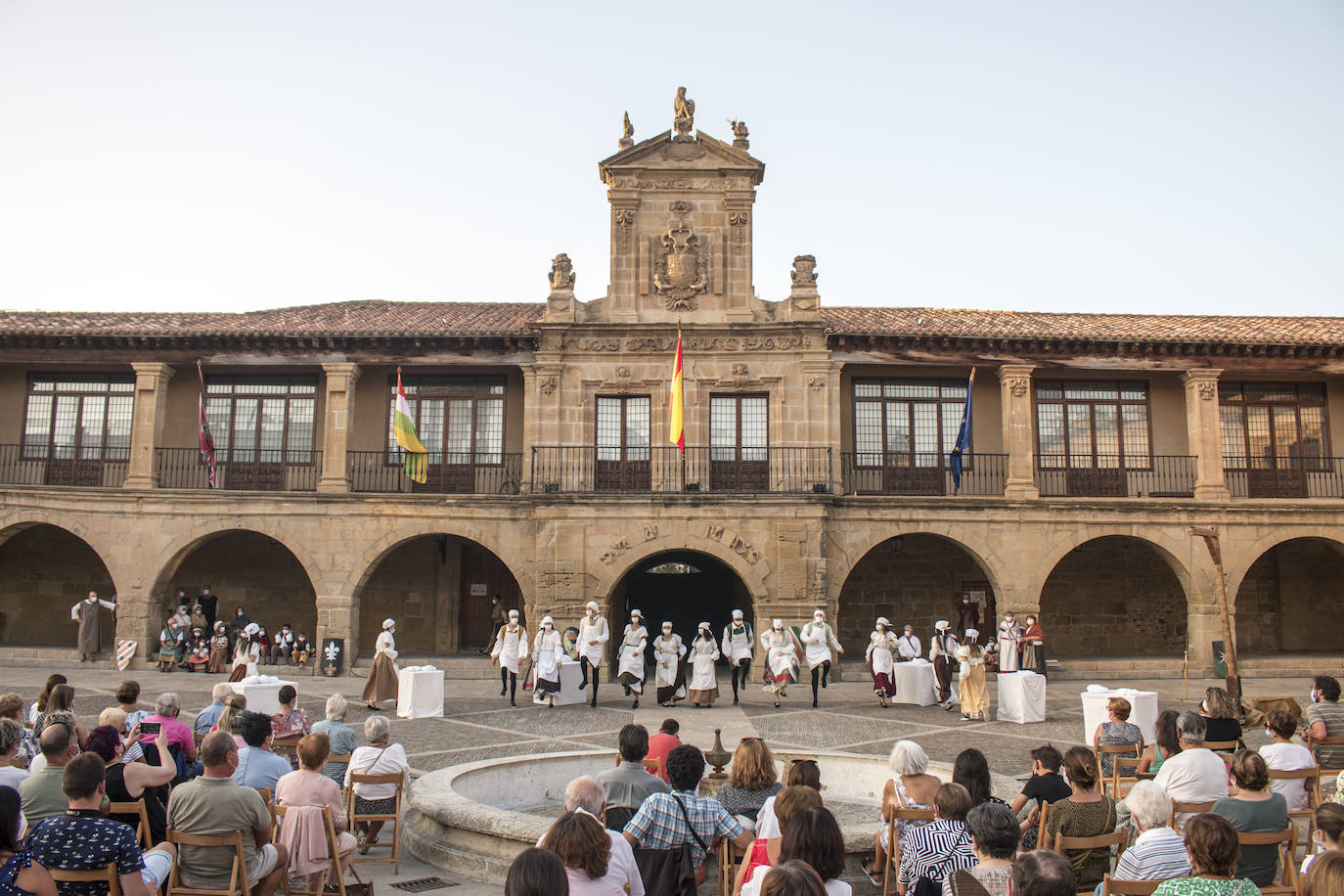 El estreno de la edición 2021, que brinda dos escenas, se saldó con un lleno del aforo, 250 sillas, y muchas personas de pie. 