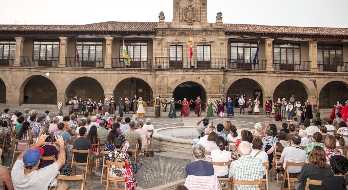 El estreno de la edición 2021, que brinda dos escenas, se saldó con un lleno del aforo, 250 sillas, y muchas personas de pie. 