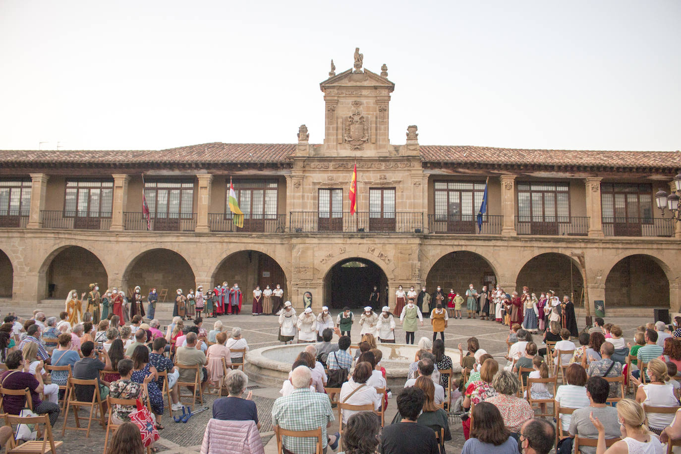 El estreno de la edición 2021, que brinda dos escenas, se saldó con un lleno del aforo, 250 sillas, y muchas personas de pie. 