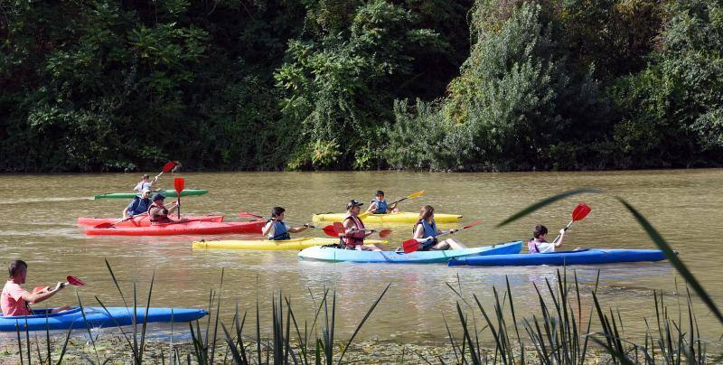 Imagen secundaria 1 - Piraguas en el Ebro y, a la dcha., Jaime Ruiz Hernández, en el huerto municipal al que acude todos los días. 