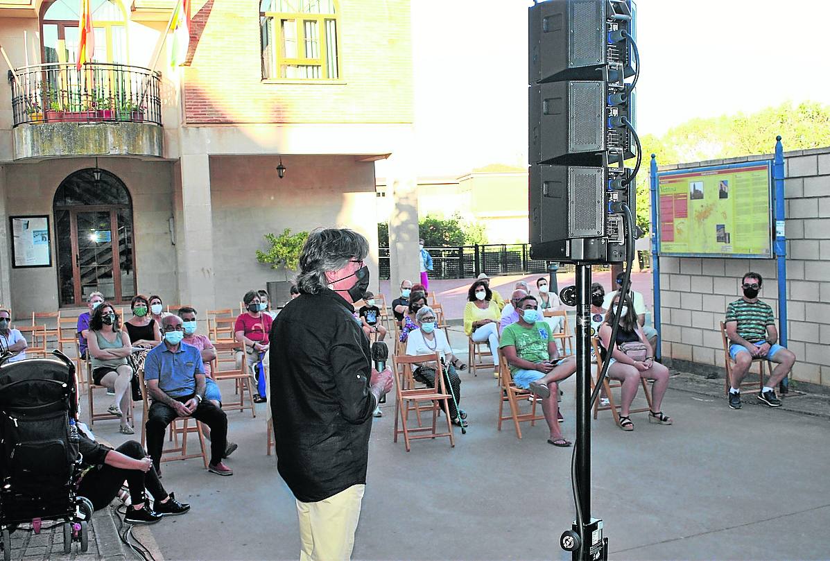 Los ventosinos atienden las explicaciones del escultor Óscar Cenzano. 