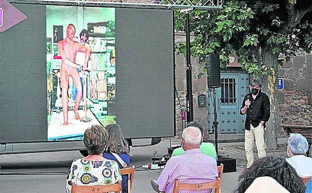 Cenzano indica cómo será el proceso de creación de la escultura. 