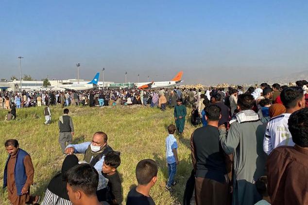 Los afganos se agolpan en el aeropuerto mientras esperan salir de Kabul 