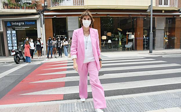 Eva Tobías cruza el último paso de peatones habilitado en Logroño, en la calle Villamediana. 