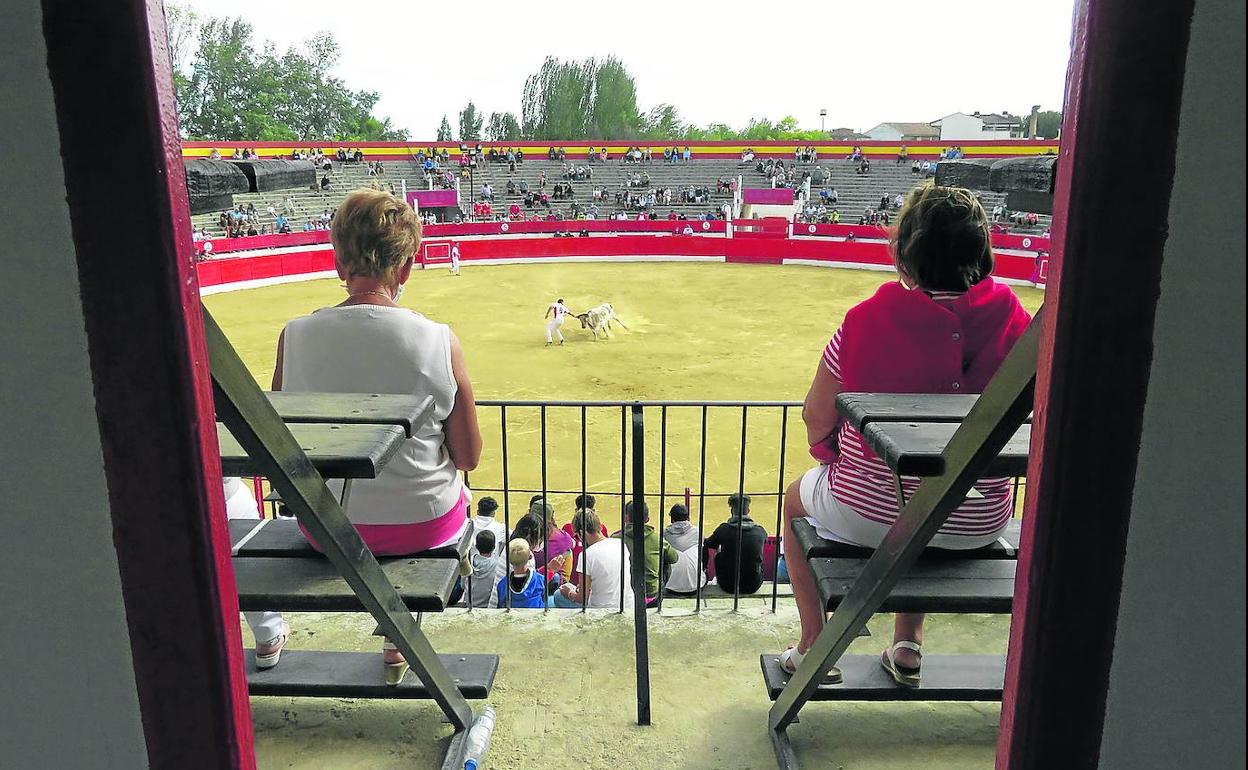 Vaquillas con distancia. El público de las sueltas de vaquillas ha de acudir a la plaza de toros con reserva previa en internet, mascarilla y distancia interpersonal en el caso de no ser convivientes. 