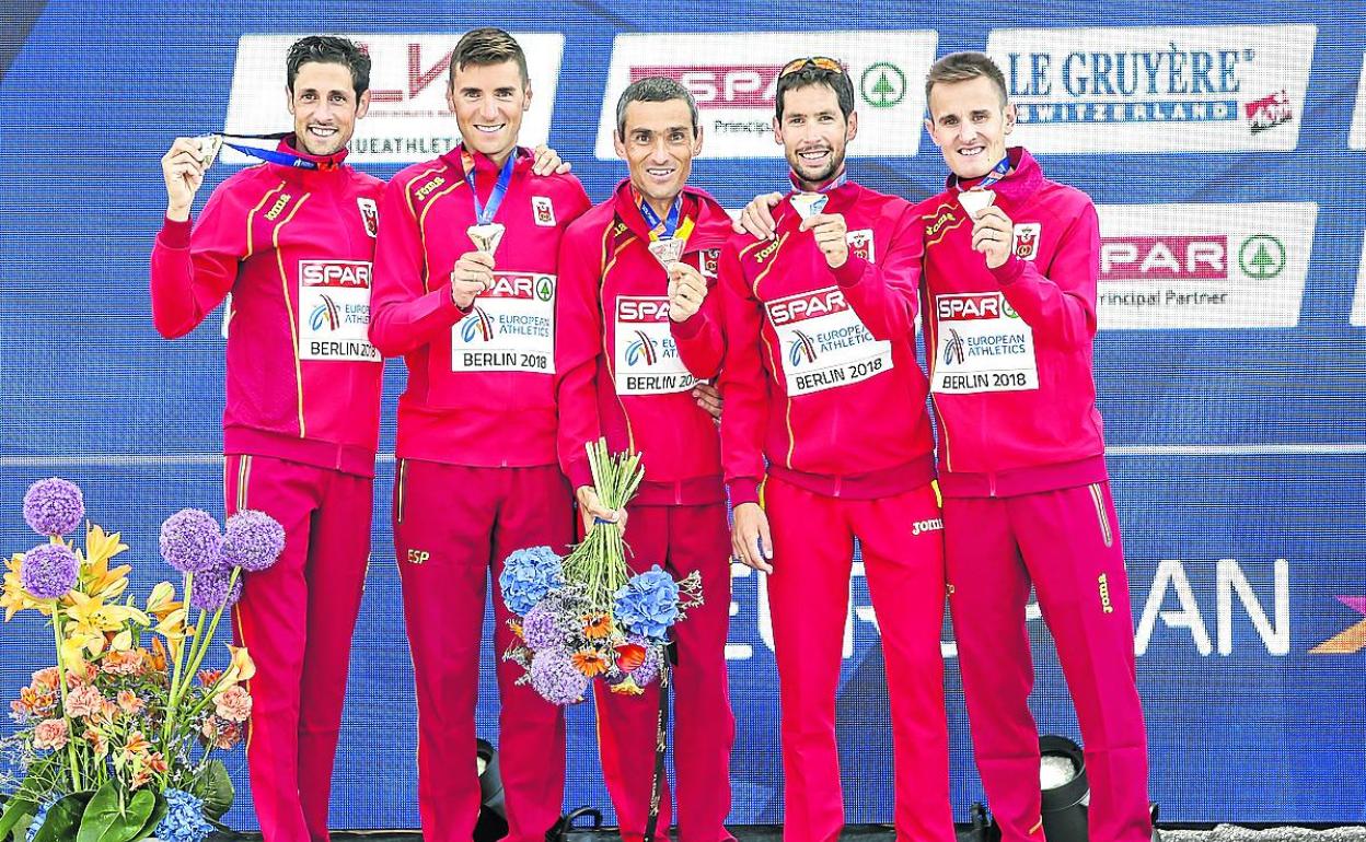 Selección española que consiguió la plata en el Europeo de maratón, en Berlín, que incluye a Camilo. 