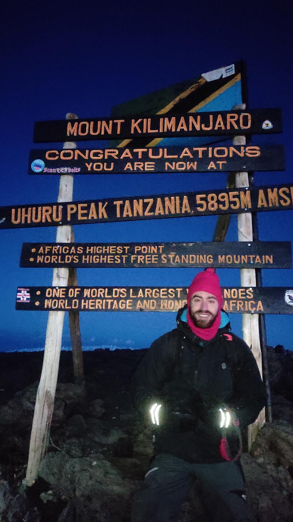 Eduardo Barrionuevo, en la cima del Kilimanjaro, antes de amanecer. 