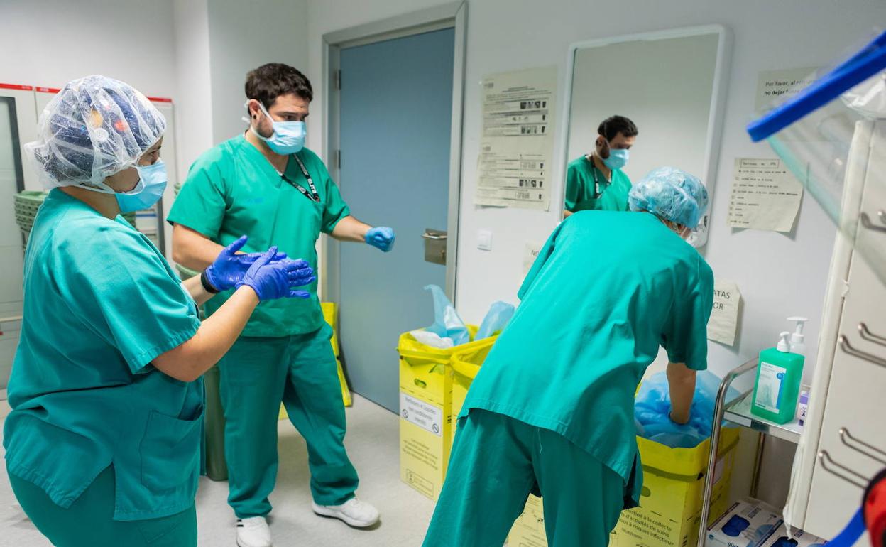 Sanitaris durante una jornada de trabajo en el hospital San Pedro. 