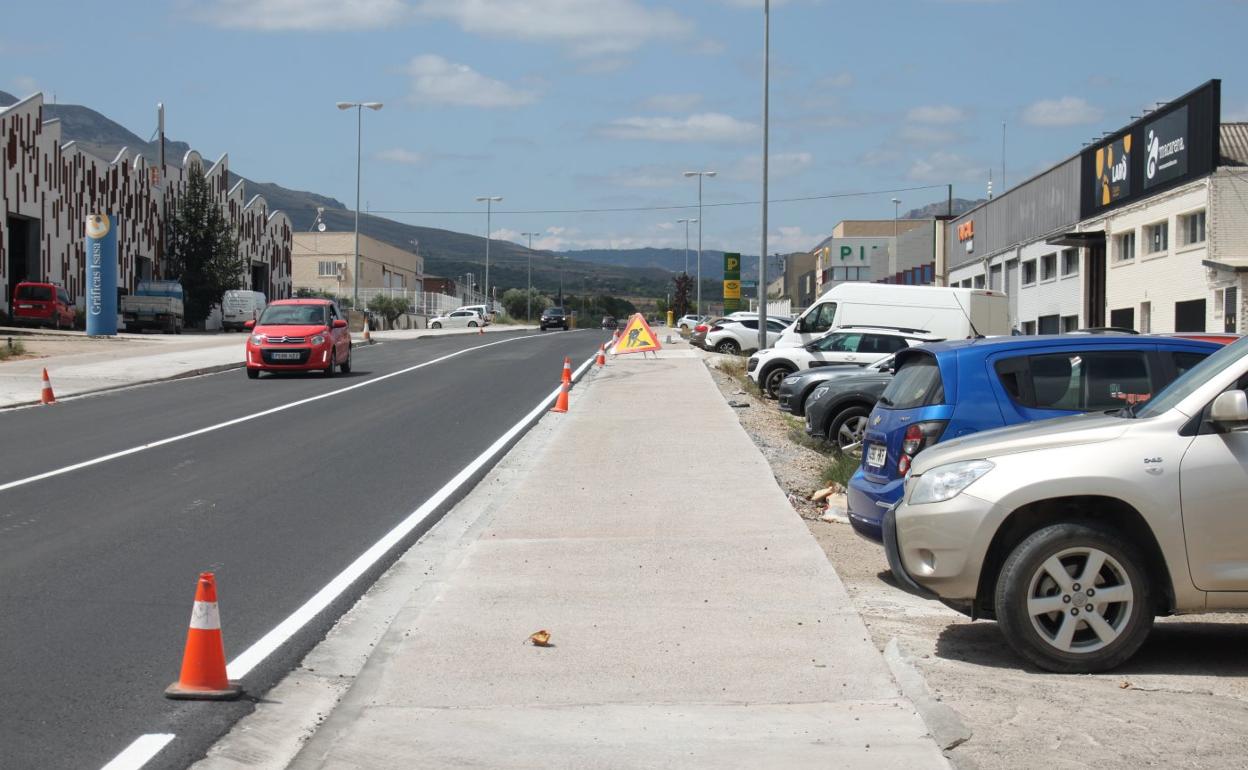 La construcción de las aceras ha dejado un desnivel respecto a las naves de la margen derecha. 