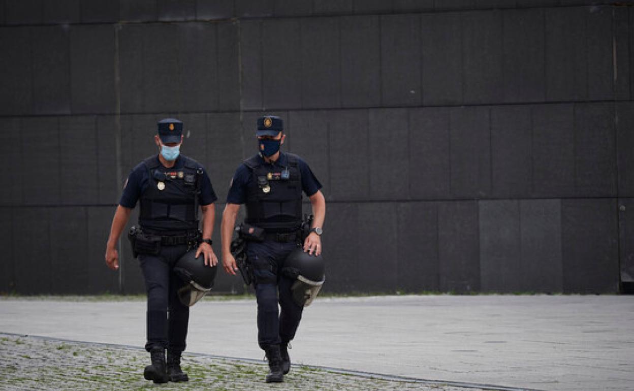 Dos agentes de la Policía Nacional patrullan. 