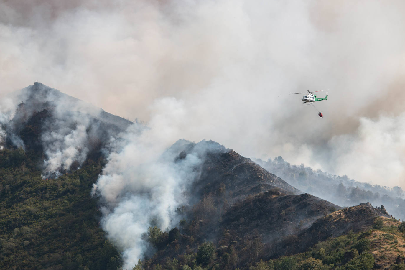 El fuego se ha originado en dos focos a las 13.30 horas de este sábado. 