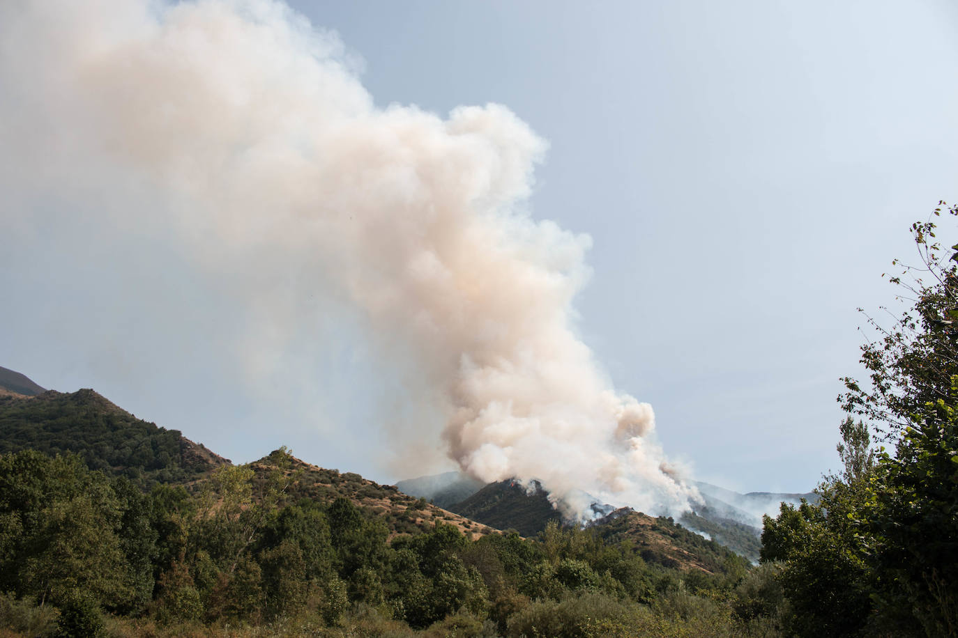 El fuego se ha originado en dos focos a las 13.30 horas de este sábado. 