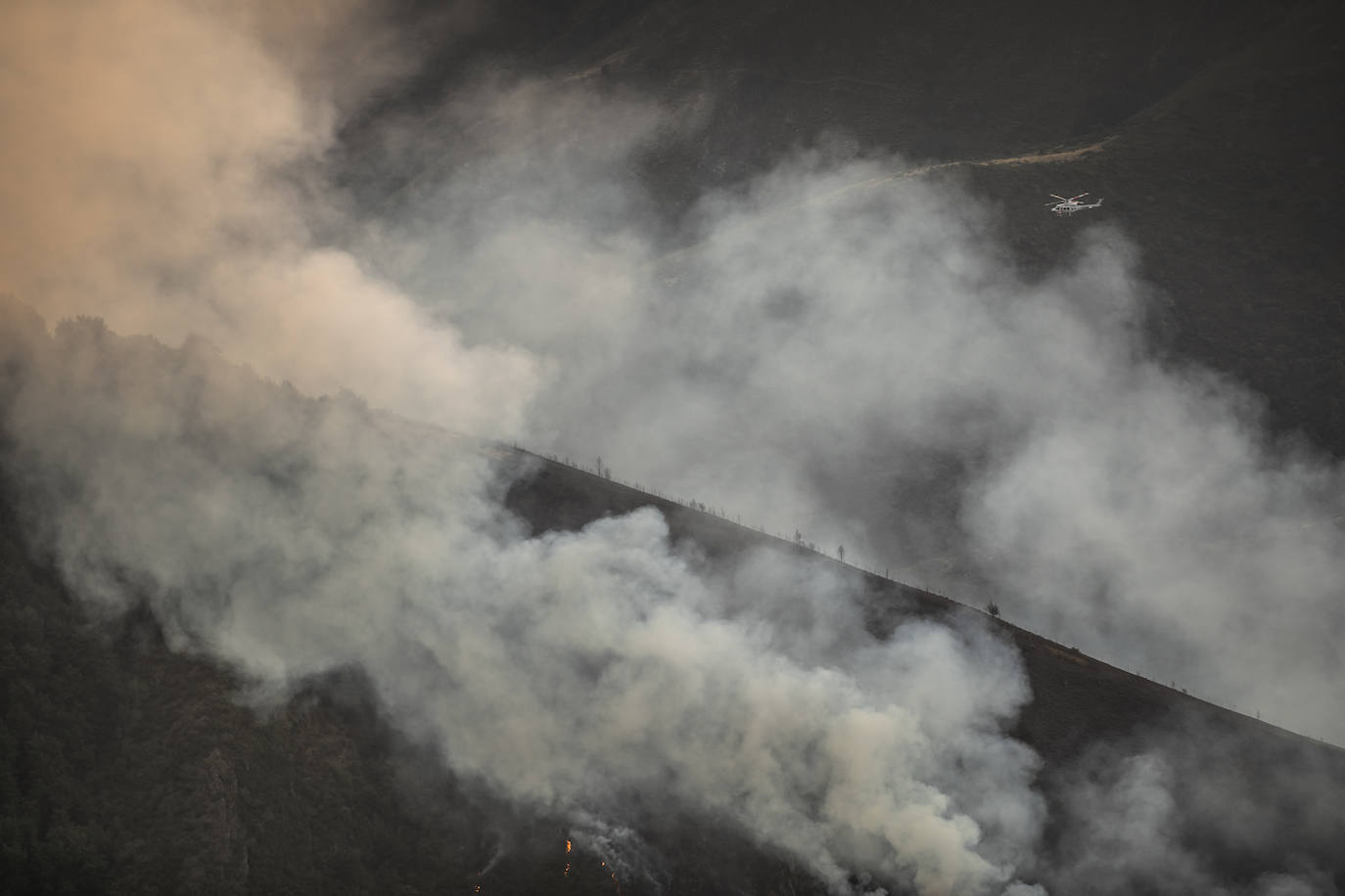 Las labores de extinción del incendio forestal de Ezcaray continuarán durante toda la noche del sábado al domingo y contarán con el apoyo de la UME