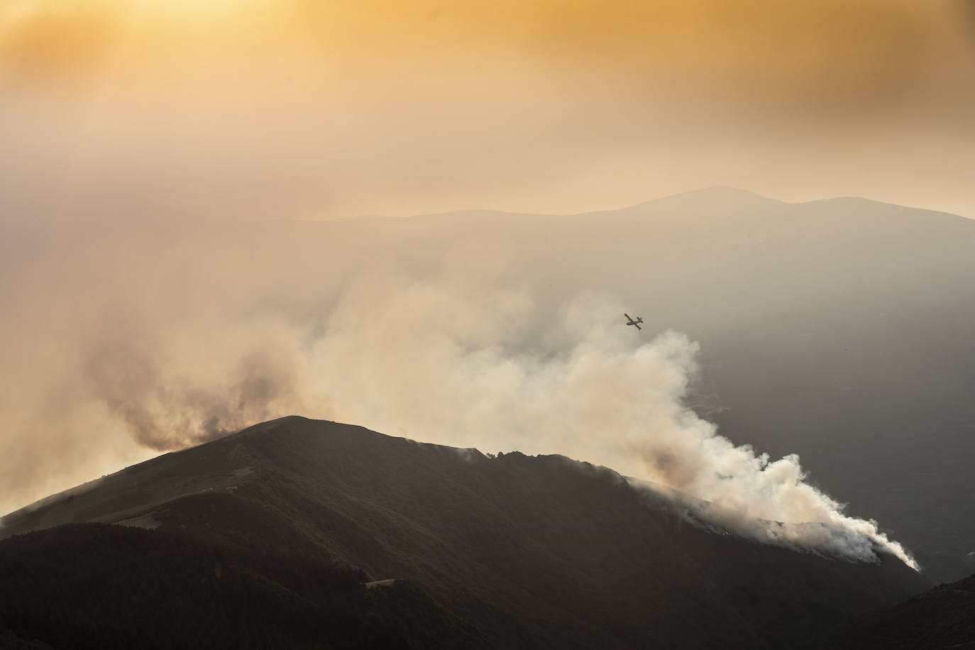 Las labores de extinción del incendio forestal de Ezcaray continuarán durante toda la noche del sábado al domingo y contarán con el apoyo de la UME