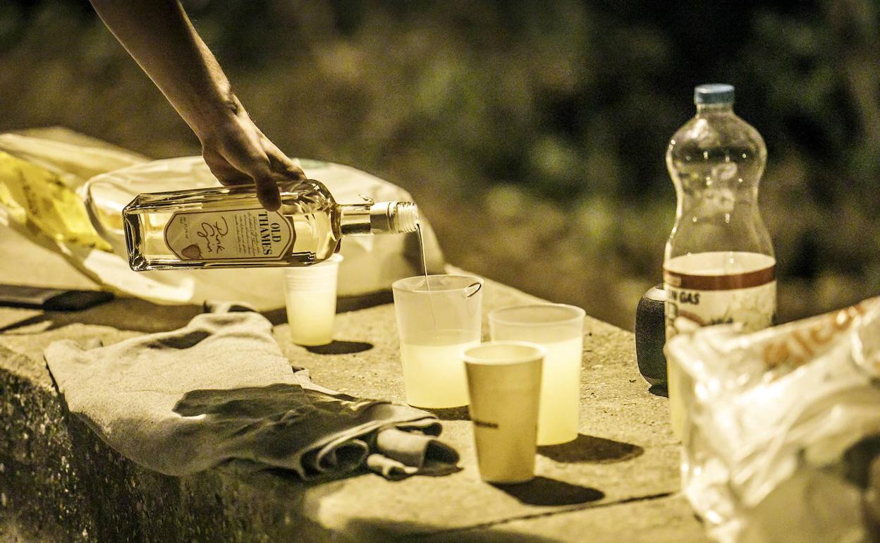 Tres detenidos por lanzar botellas y vasos a la Policía Local en un botellón en Logroño