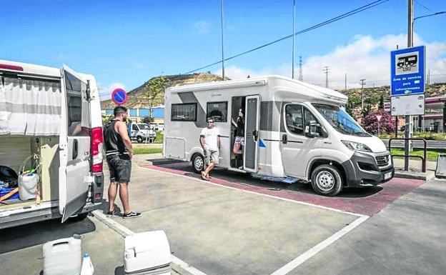 Alejandro conversa con Xavi y Cori en el área de servicio oficial. 