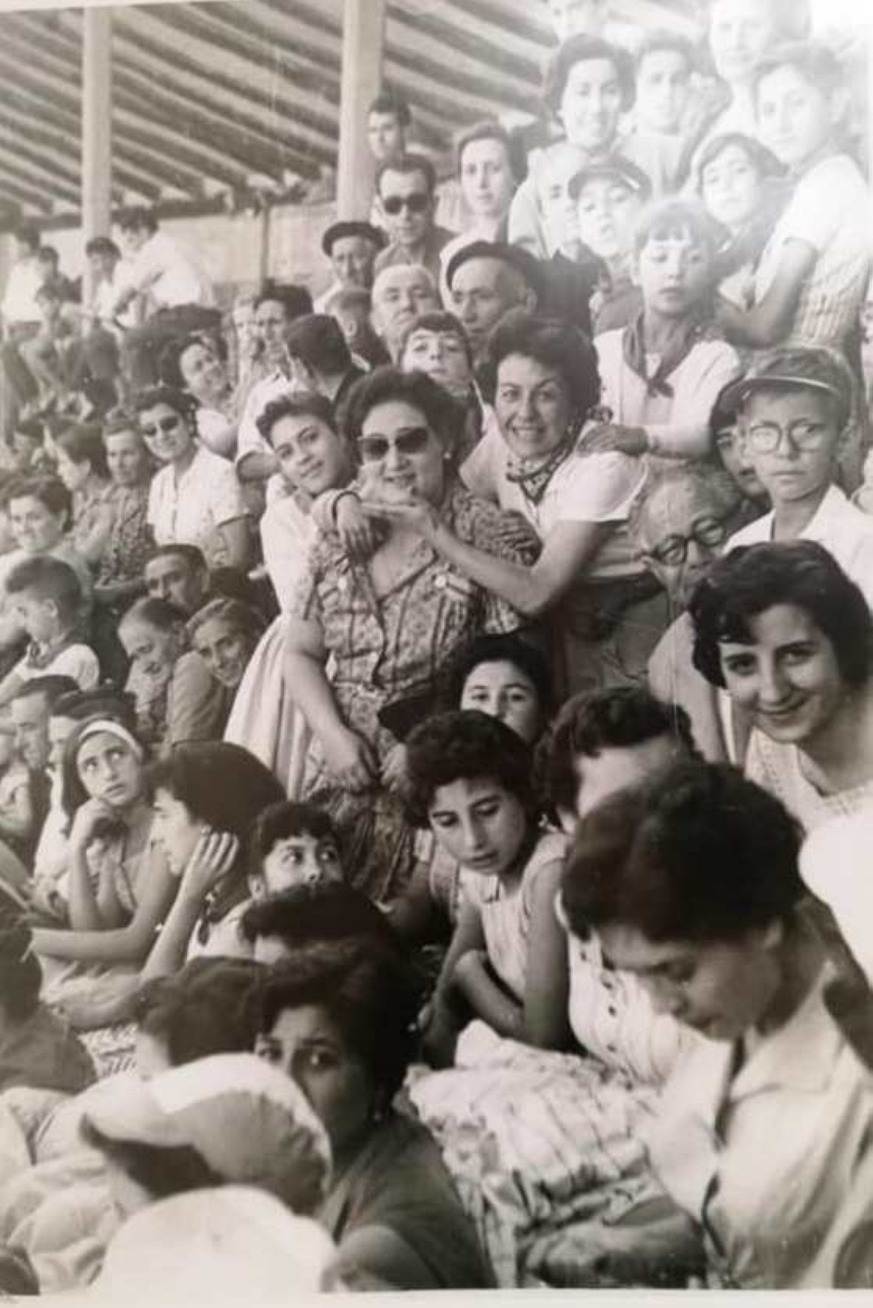 Recuerdos en blanco y negro. Grupo de mujeres y niños, en la plaza de toros de Calahorra, en 1950. 