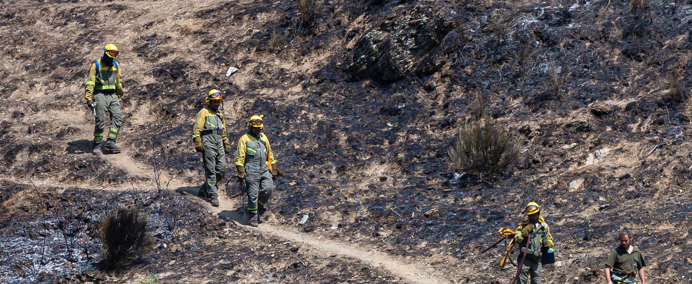 El incendio que se originó el sábado en Ezcaray ha sido declarado extinguido, aunque se mantiene la vigilancia para evitar que se reavive