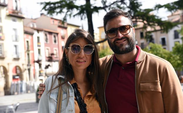 Imagen principal - Arriba, los valencianos María Dolores y Óscar, en Logroño después de haber cancelado un viaje a Malta por no tener la segunda dosis de la vacuna. Abajo, familia Lledó, de Elche, por Portales:: están alojados en el cámping de Berceo y a Carla, de 14 años, lo que más le ha gustado es la cantidad de árboles que hay en la zona y la amplitud del campo. A la dcha., Maite y su marido, de Barcelona, en su primera visita a la capital riojana, dentro de un recorrido que les llevaría más tarde a Huesca. 