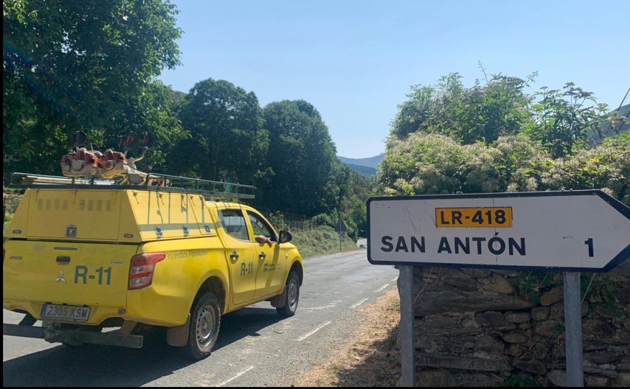 Un retén subiendo a la zona afectada. 