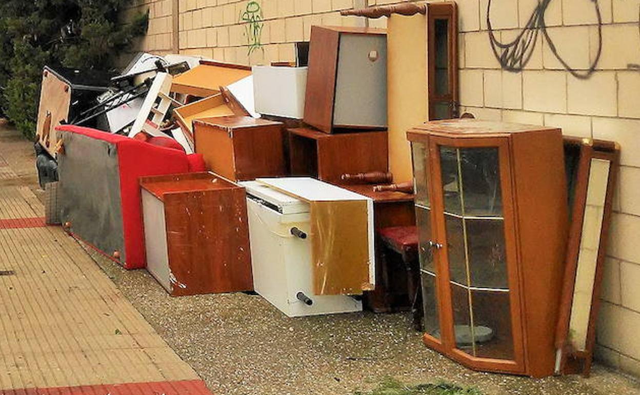 Muebles depositados en la calle. 