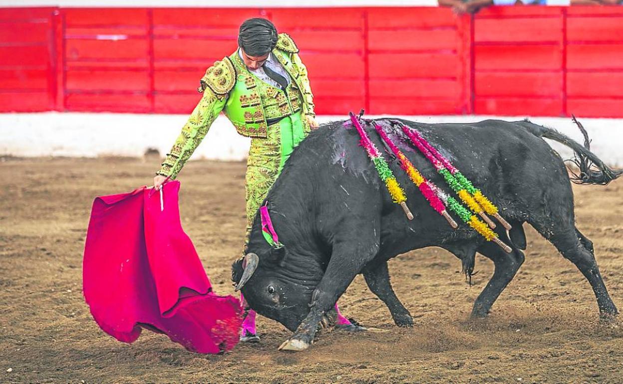 Derechazo de Jesús Romero a su primer novillo de El Pincha. 