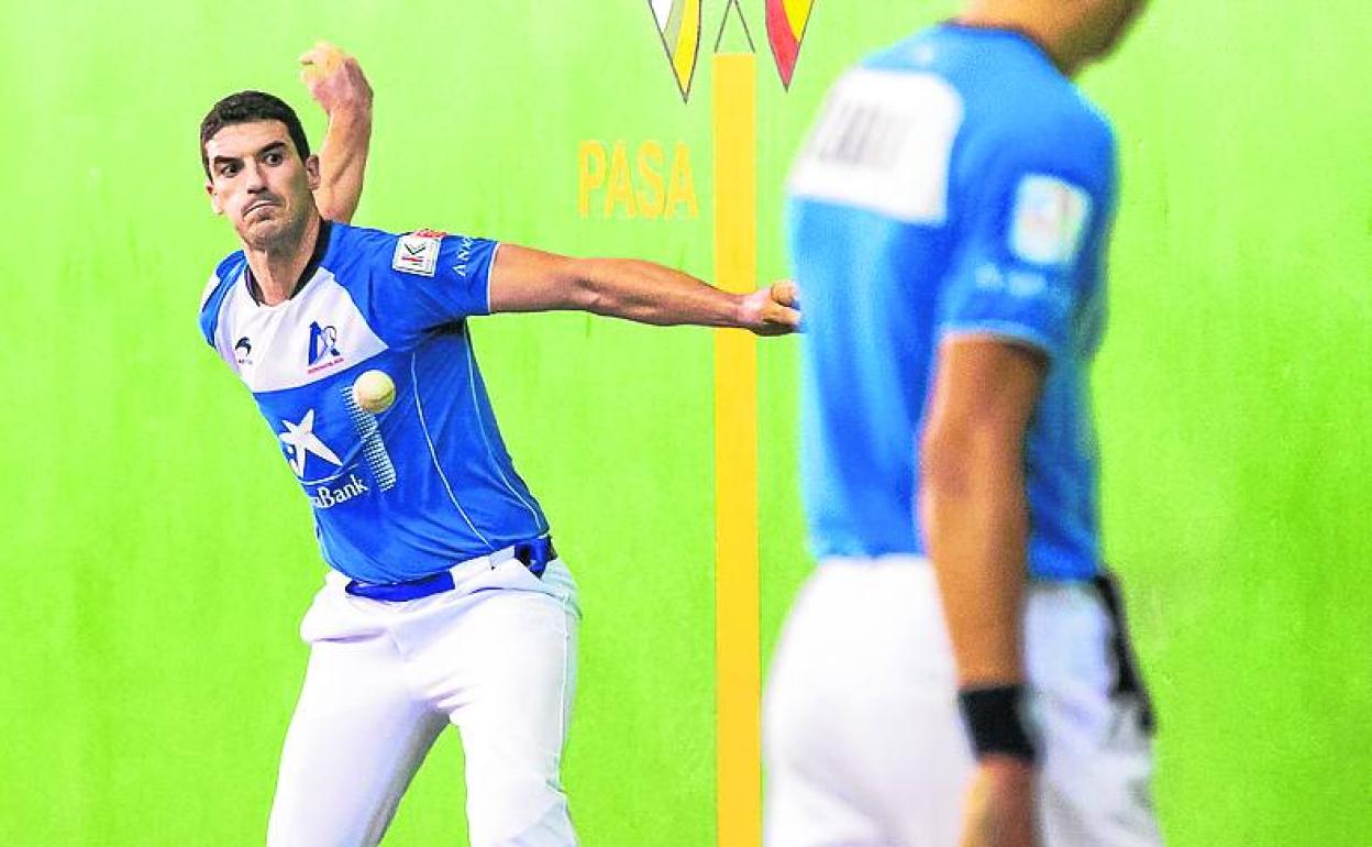 Álvaro Untoria prepara su golpe con la mano derecha. 