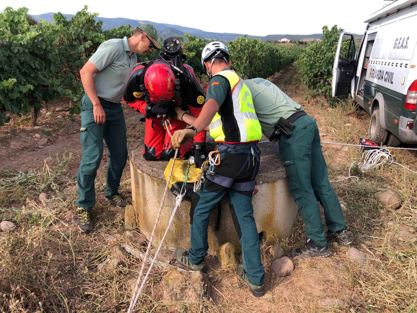 Fotos: La Guardia Civil continua con la búsqueda del desparecido en Entrena