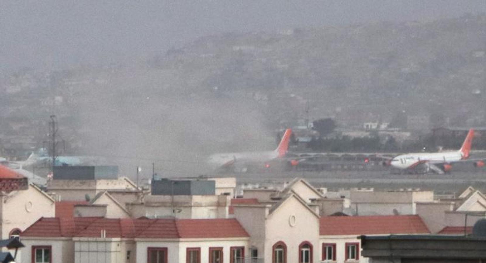 El humo provocado por las explosiones se extiende por el cielo del aeropuerto. 