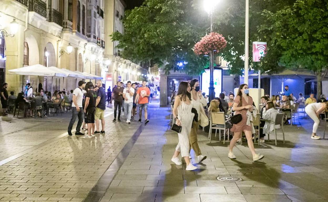 Ambiente nocturno en la calle Portales de Logroño. 