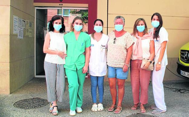 Isabel Martínez (pantalón corto), ayer en el centro de salud de Nájera junto a otras compañeras. 