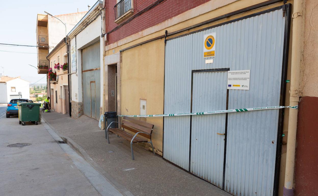 La vivienda del detenido, junto al lugar donde se encontró el vehículo que conducía el desaparecido, se encuentra precintada por la Guardia Civil desde el 10 de agosto tras buscar en su interior.