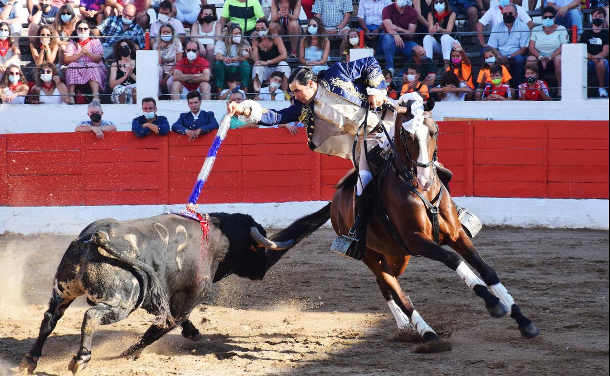 Oreja por rejoneador en la última del Racimo de Oro