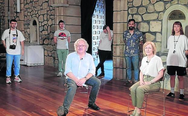 Jesús Rocandio, junto al equipo de la Casa de la Imagen, posa en la iglesia de la Asunción de Viguera junto a Asunción Domeño. 