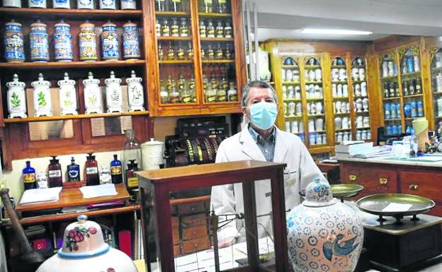 Carlos Martínez posee en su farmacia una colección de botes de porcelana. 