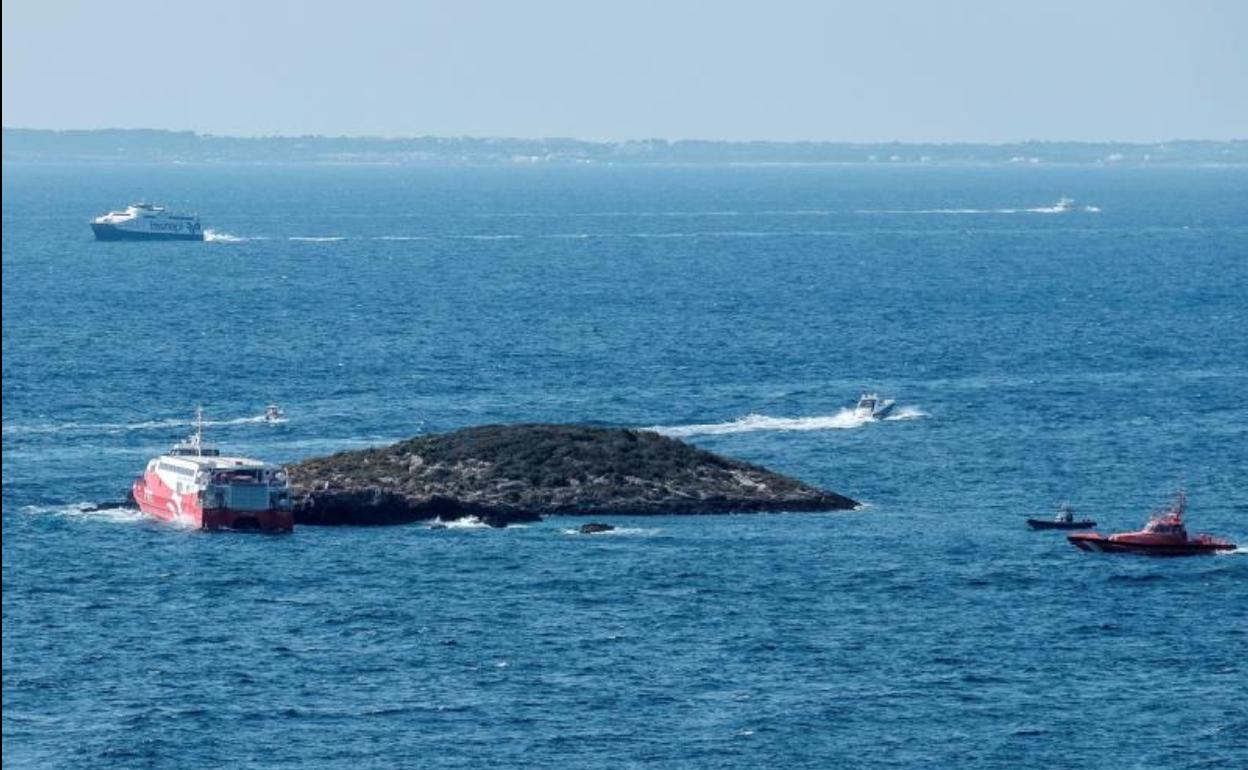 Vista del islote contra el que chocó este sábado el ferry de la naviera alemana FRS.