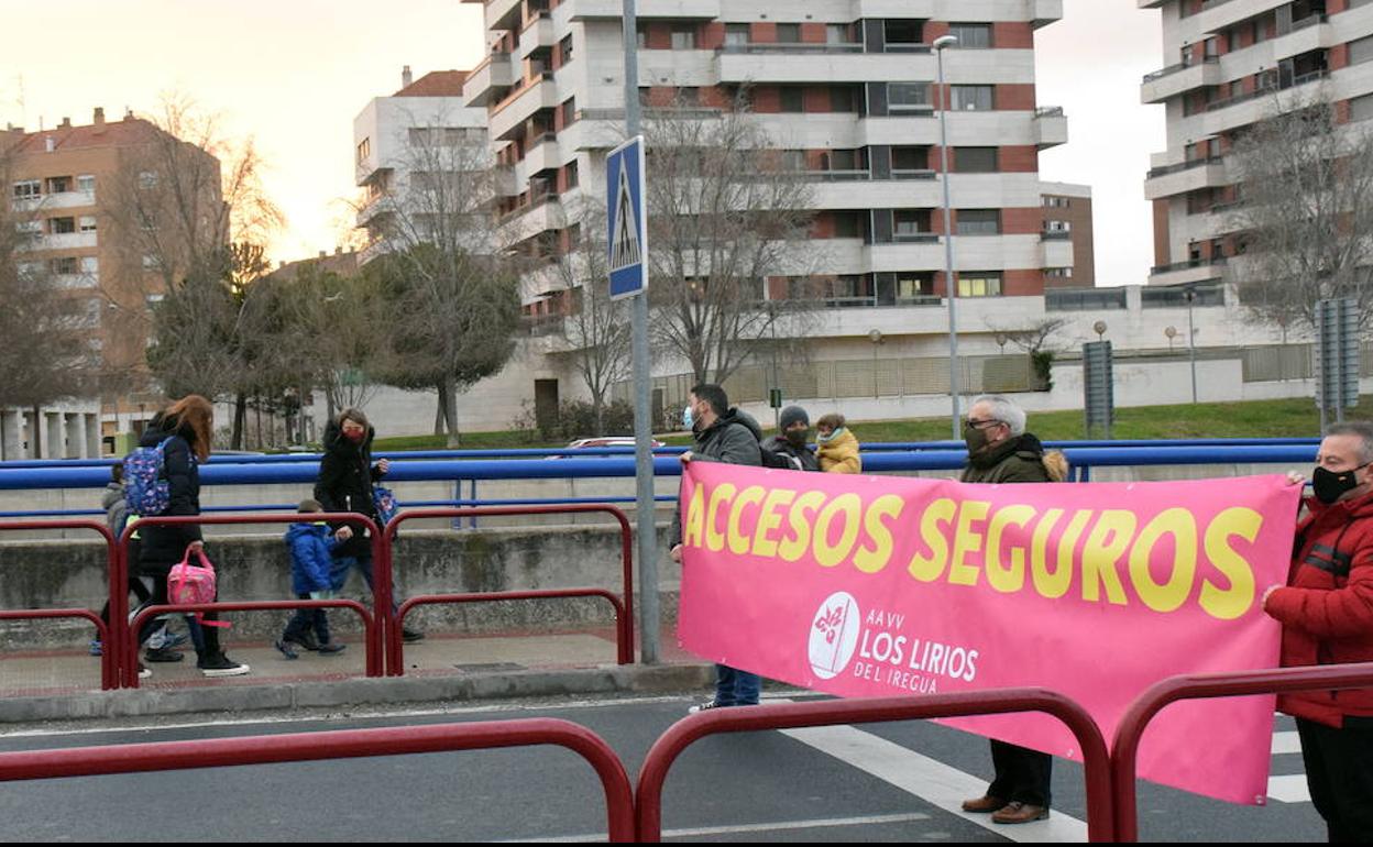 Vecinos de Los Lirios en una concentración para pedir seguridad. 