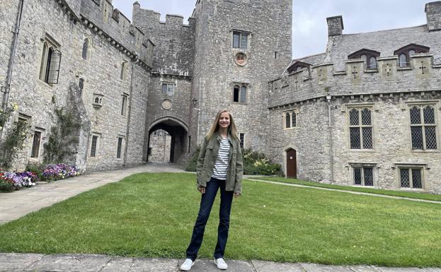 La princesa Leonor, en uno de los patios del castillo donde tiene su sede el Atlantic College.