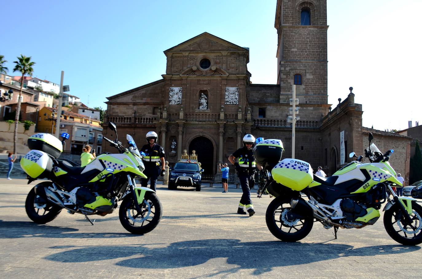 Fotos: Los Santos Mártires procesionan en coche por Calahorra