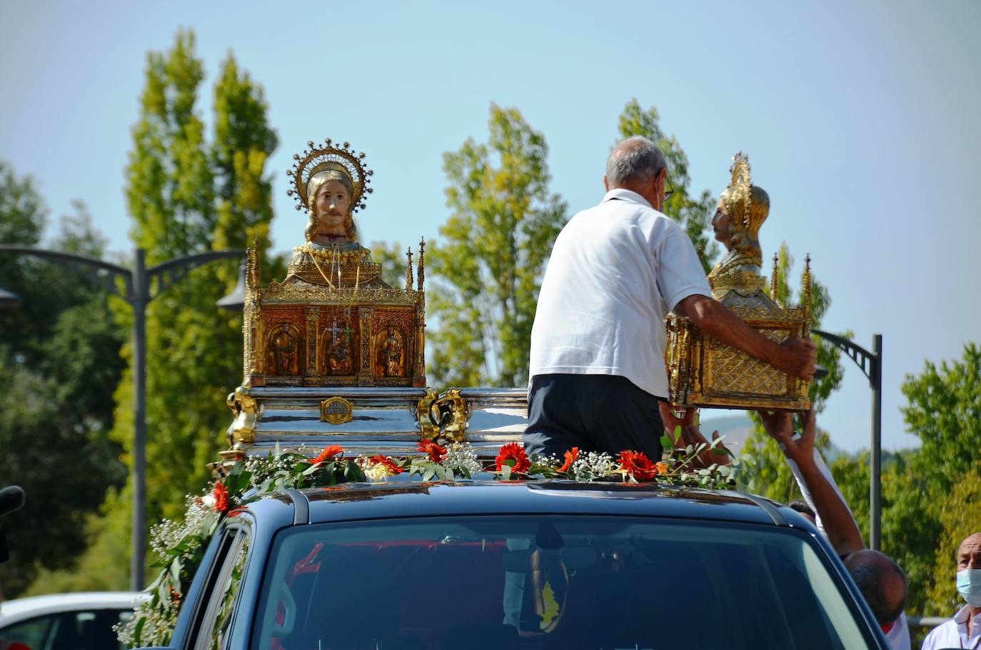 Fotos: Los Santos Mártires procesionan en coche por Calahorra