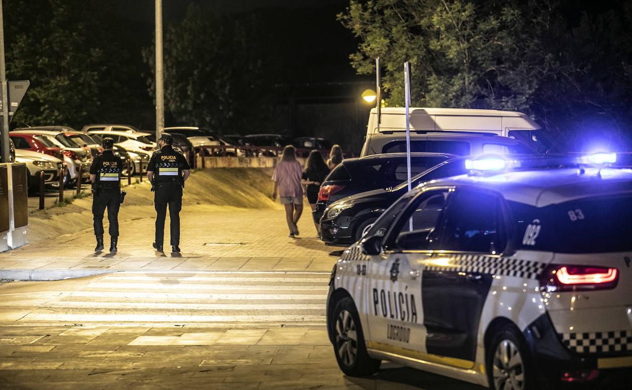 Actuación de la Policía Local en un botellón. 