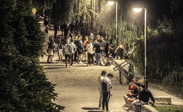 Jóvenes concentrados en el parque del Ebro. 