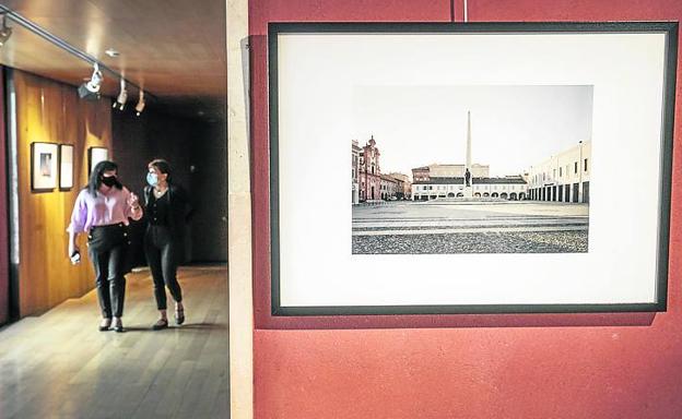 Schiavarelli y Urquía recorren la exposición. En primer plano, la Piazza Baracca, en Lugo, provincia de Rávena.